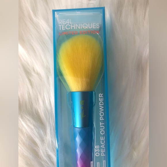 Real Techniques Limited Edition Electric Love Large Powder Makeup Brush - 038 - Picture 3 of 3